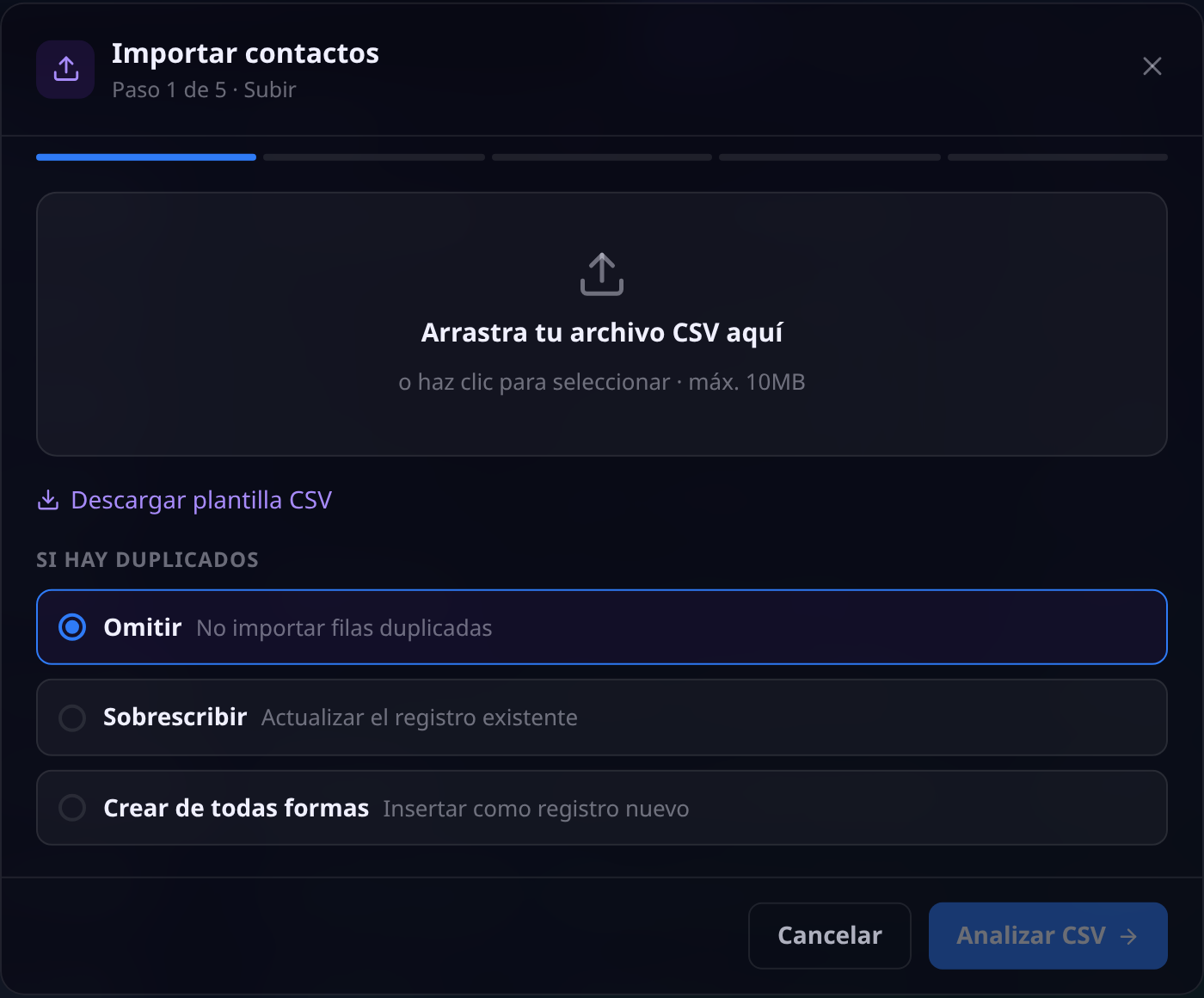 Paso 1 del asistente de importación: zona para arrastrar el CSV, enlace para descargar la plantilla y las tres políticas de duplicados