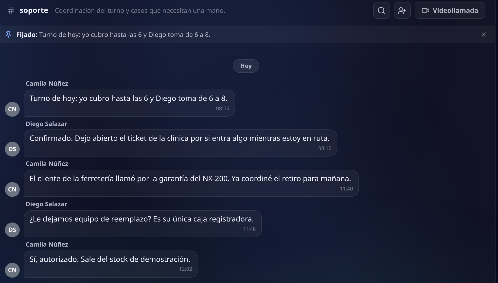 Canal de soporte con un mensaje fijado en una franja superior sobre los turnos del día, y la conversación del equipo coordinando la garantía de un cliente