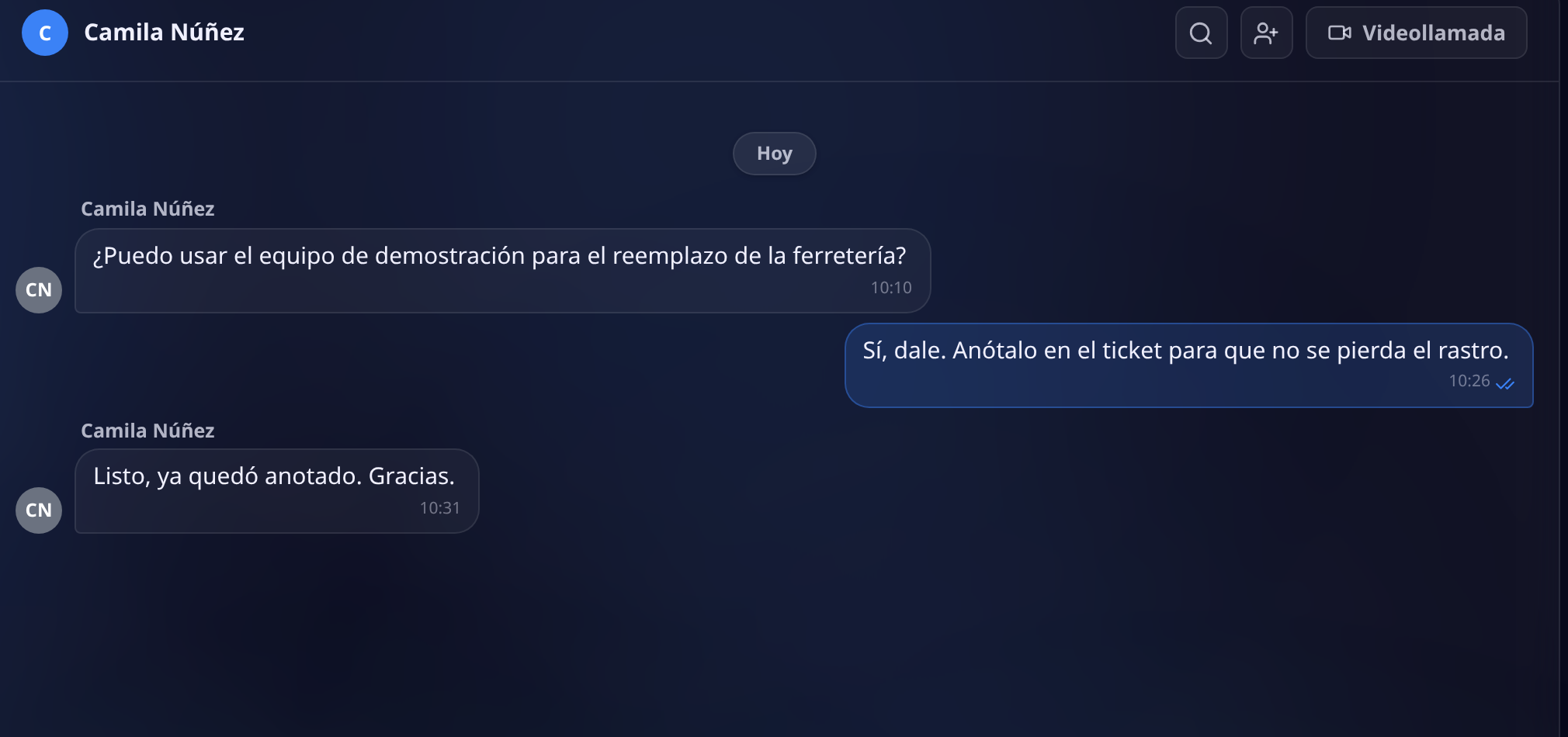 Conversación directa con una compañera pidiendo autorización para usar un equipo de demostración, con la respuesta marcada con doble check de leído