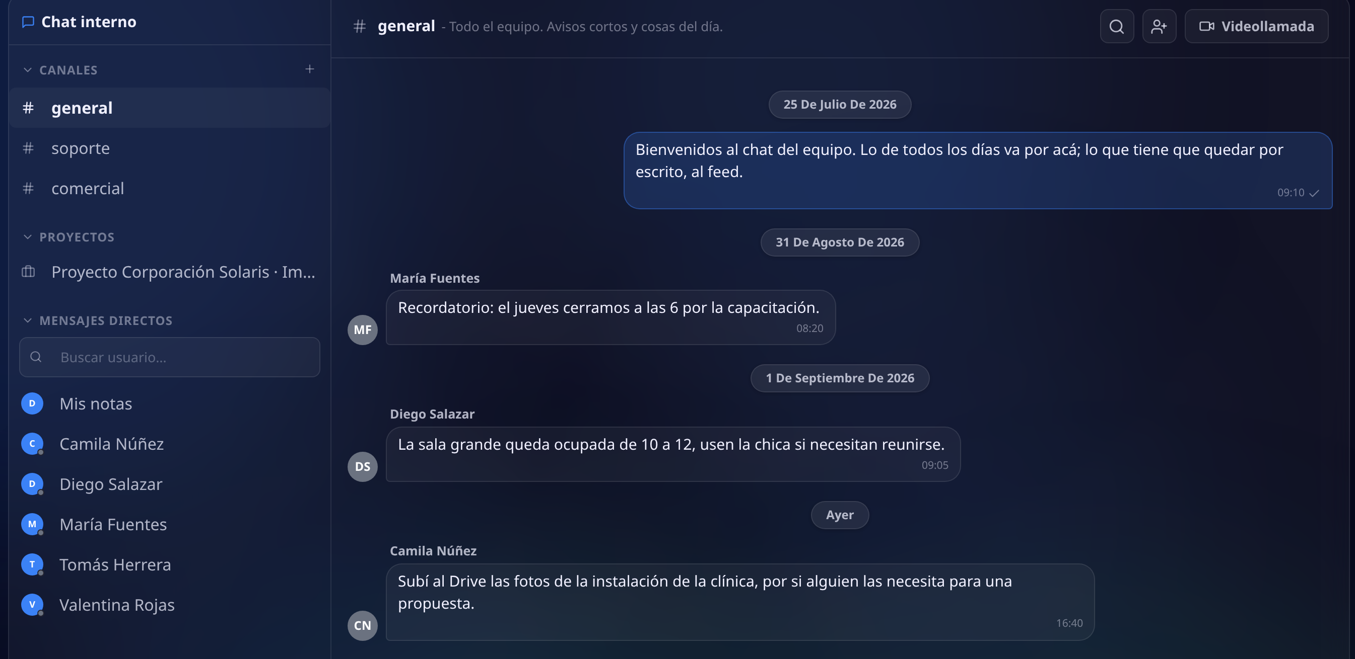 Pantalla del chat interno con la lista de conversaciones a la izquierda, canales, proyectos y mensajes directos, y la conversación abierta a la derecha con sus burbujas y separadores por día