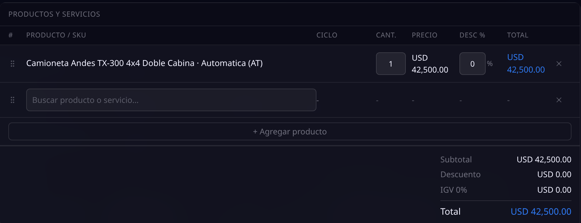 Tabla de productos de la cotización: una línea con cantidad, precio y descuento por línea, una fila de búsqueda de producto o servicio, el botón agregar producto y los totales con subtotal, descuento, impuesto y total