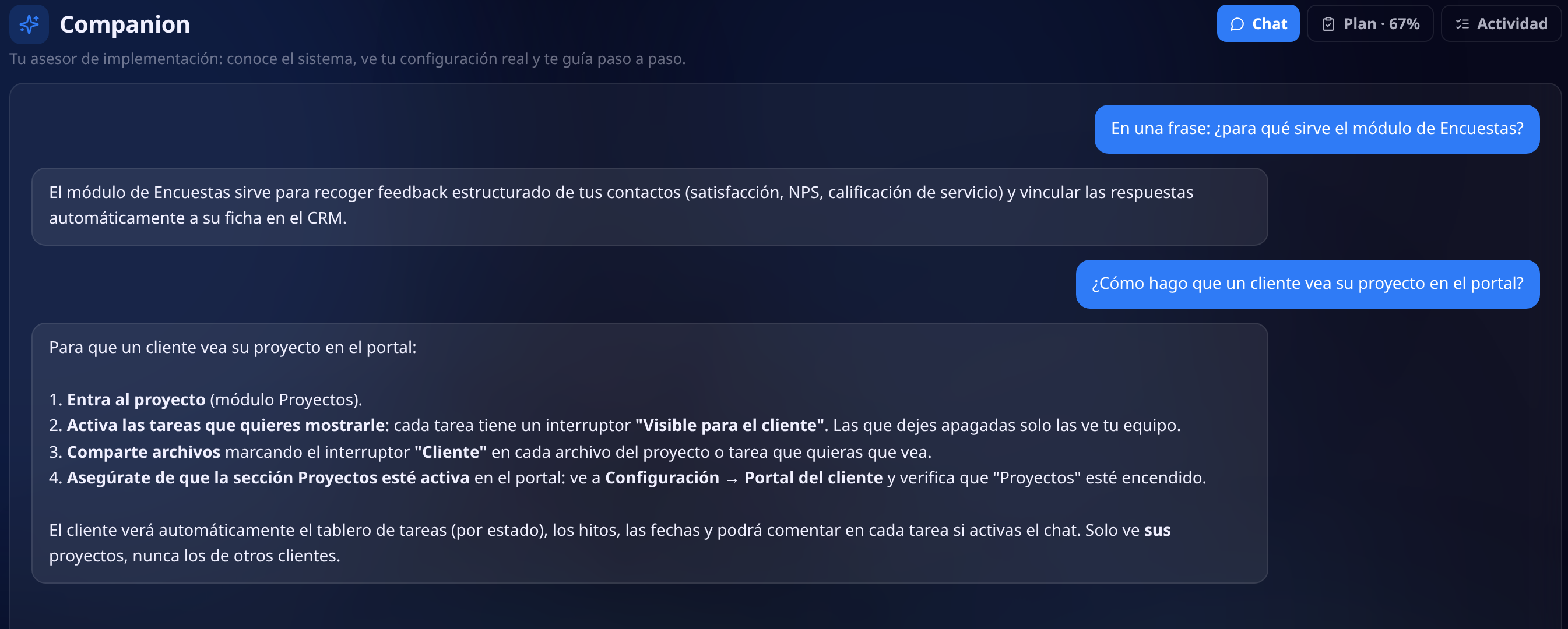 Conversación con el Companion: una pregunta sobre para qué sirve el módulo de encuestas y otra sobre cómo hacer que un cliente vea su proyecto en el portal, respondida con cuatro pasos numerados y las rutas exactas de configuración