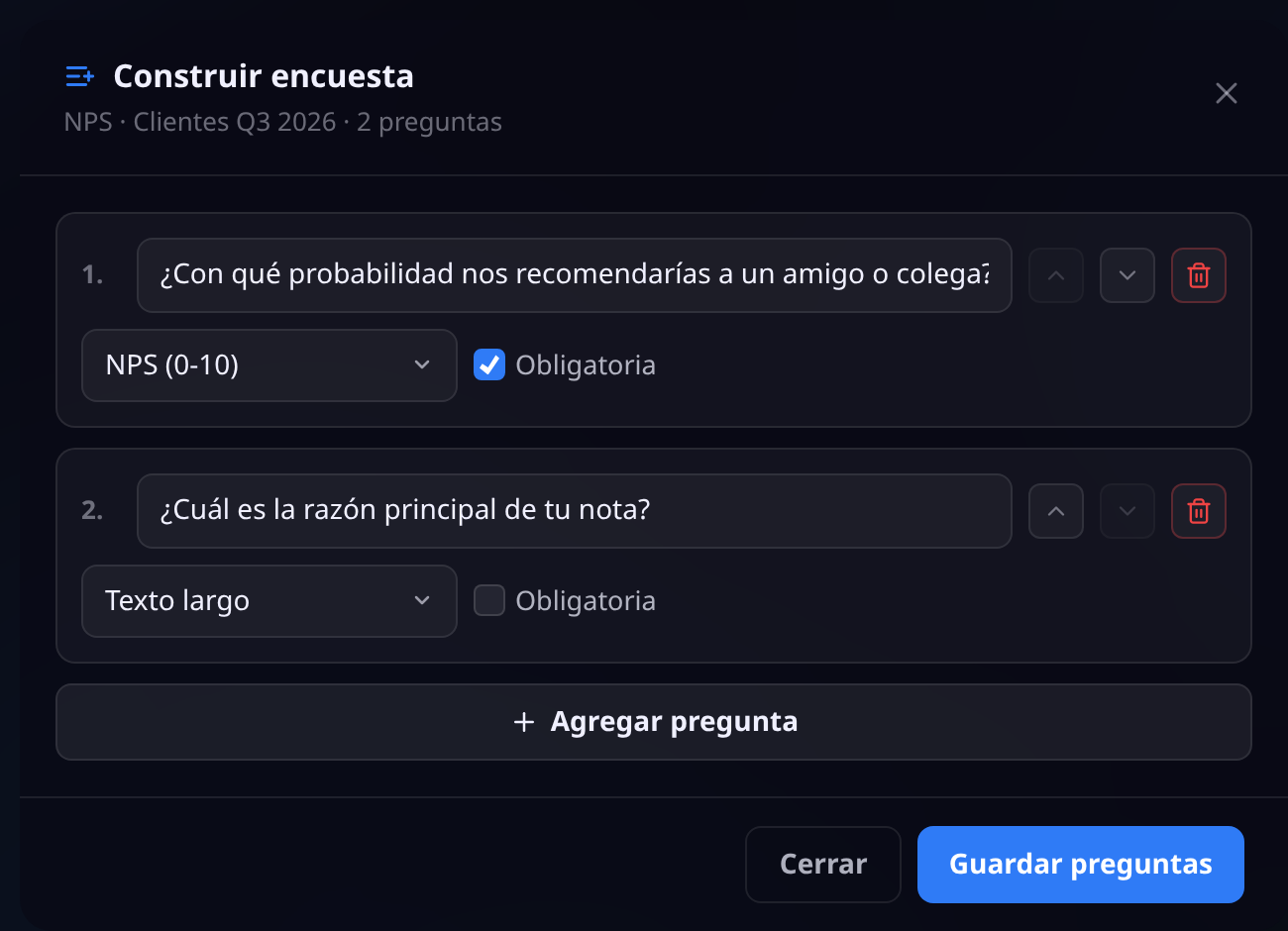 Constructor de encuesta con dos preguntas numeradas: la primera de tipo NPS 0-10 marcada como obligatoria y la segunda de texto largo, con flechas para reordenar, botón de eliminar y Agregar pregunta