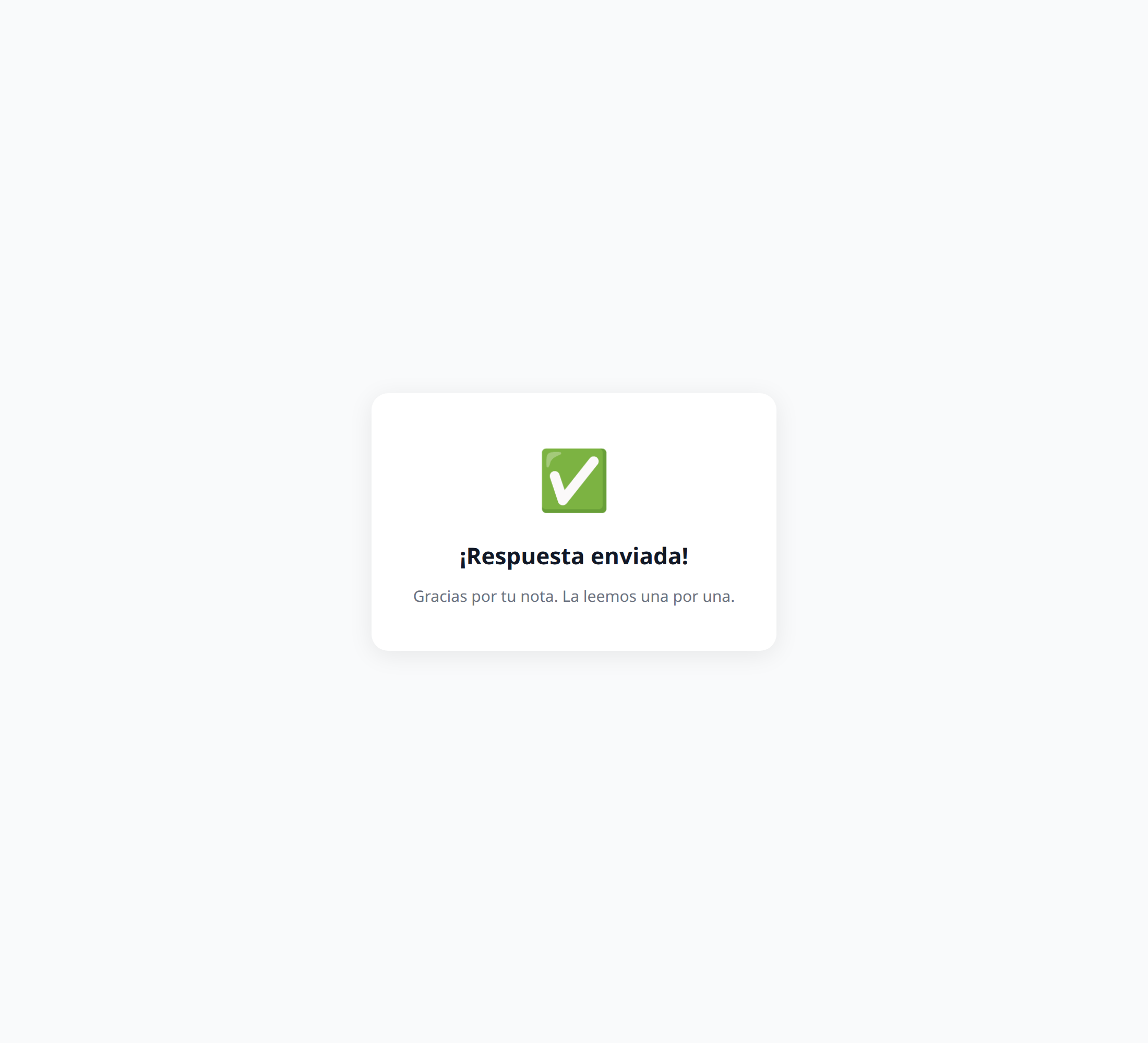 Pantalla de confirmación tras enviar la encuesta, con un tilde verde, el título Respuesta enviada y el mensaje de agradecimiento configurado