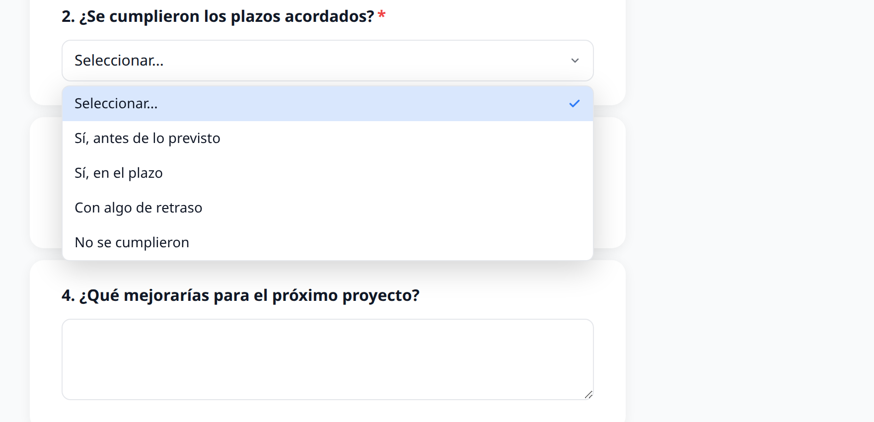 Formulario público con una pregunta de estrellas con cuatro de cinco marcadas en ámbar y una pregunta de opción múltiple con su lista desplegada mostrando cuatro alternativas
