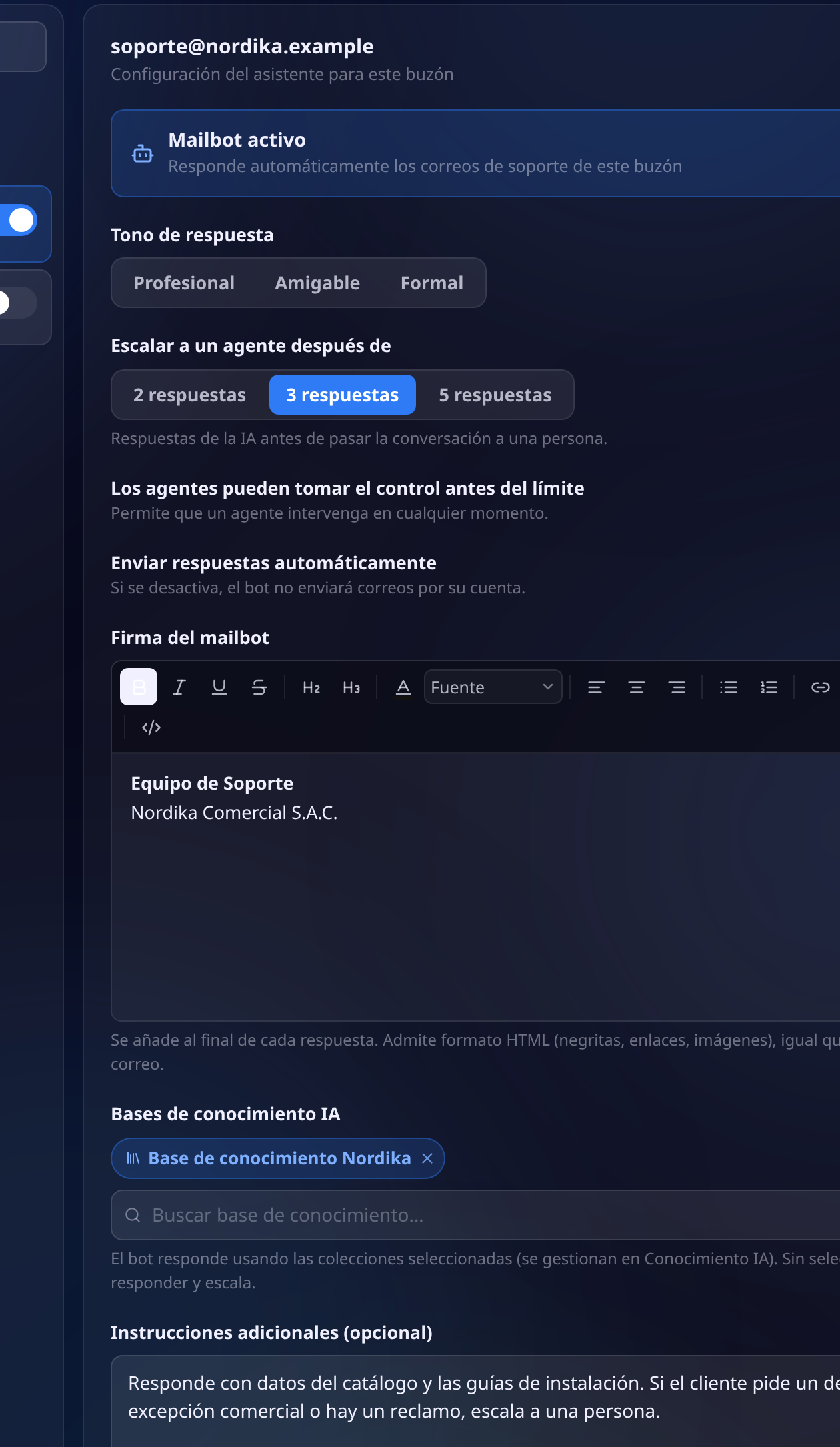 Configuración del Mailbot para un buzón: interruptor de activo, tono profesional amigable o formal, escalar después de 2, 3 o 5 respuestas, permitir que los agentes tomen el control, enviar respuestas automáticamente, firma con editor de texto, bases de conocimiento e instrucciones adicionales