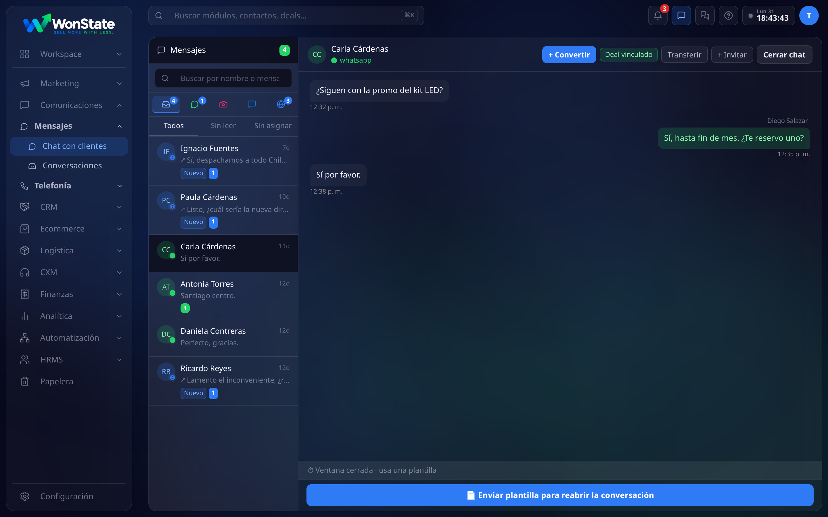 Una conversación de WhatsApp abierta en WonState: mensajes del cliente y respuestas del asesor con su nombre, y la cabecera con las acciones Convertir, Deal vinculado, Transferir, Invitar y Cerrar chat