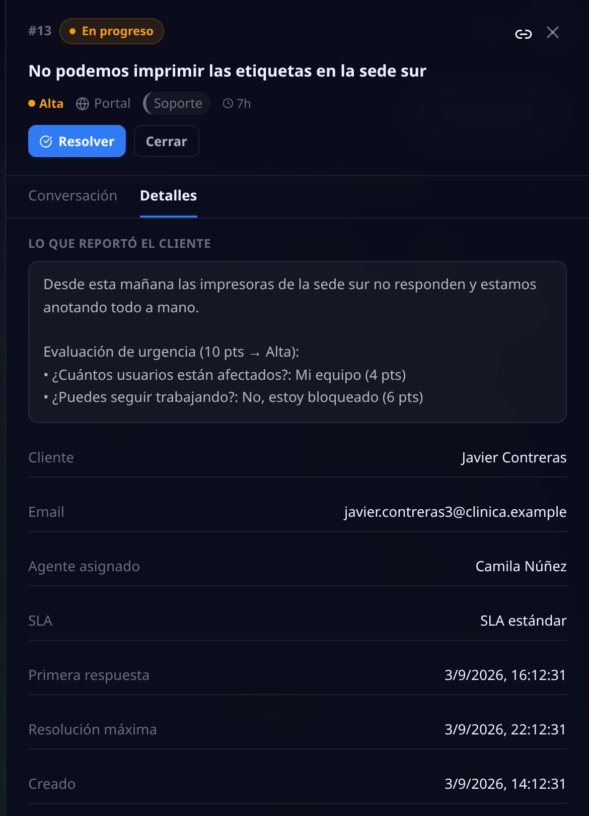 Pestaña Detalles de un ticket en Soporte con el bloque Lo que reportó el cliente: la descripción y la evaluación de urgencia de 10 puntos que resulta en prioridad Alta, con el puntaje de cada respuesta