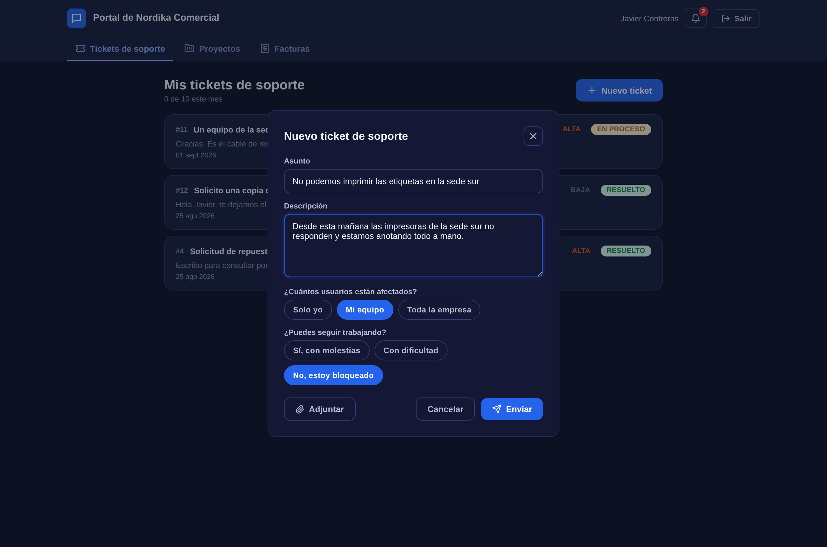 Formulario de nuevo ticket de soporte con asunto, descripción, las preguntas ¿Cuántos usuarios están afectados? y ¿Puedes seguir trabajando? con sus respuestas seleccionadas, y los botones Adjuntar, Cancelar y Enviar