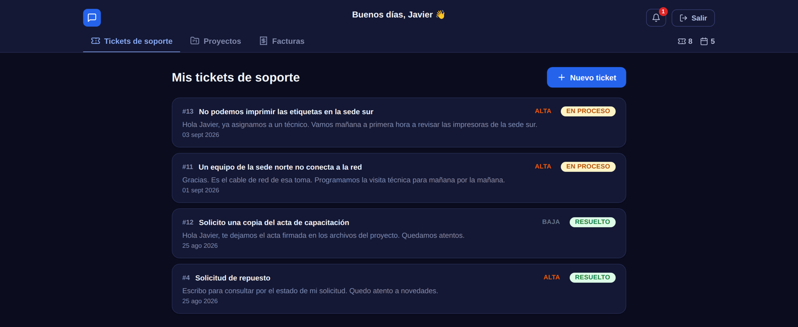Portal del cliente: arriba un saludo por la hora con el nombre del cliente, a la derecha su saldo de tickets y reservas, las pestañas Tickets de soporte, Proyectos y Facturas, y la lista de tickets con su número, prioridad, estado, último mensaje y fecha