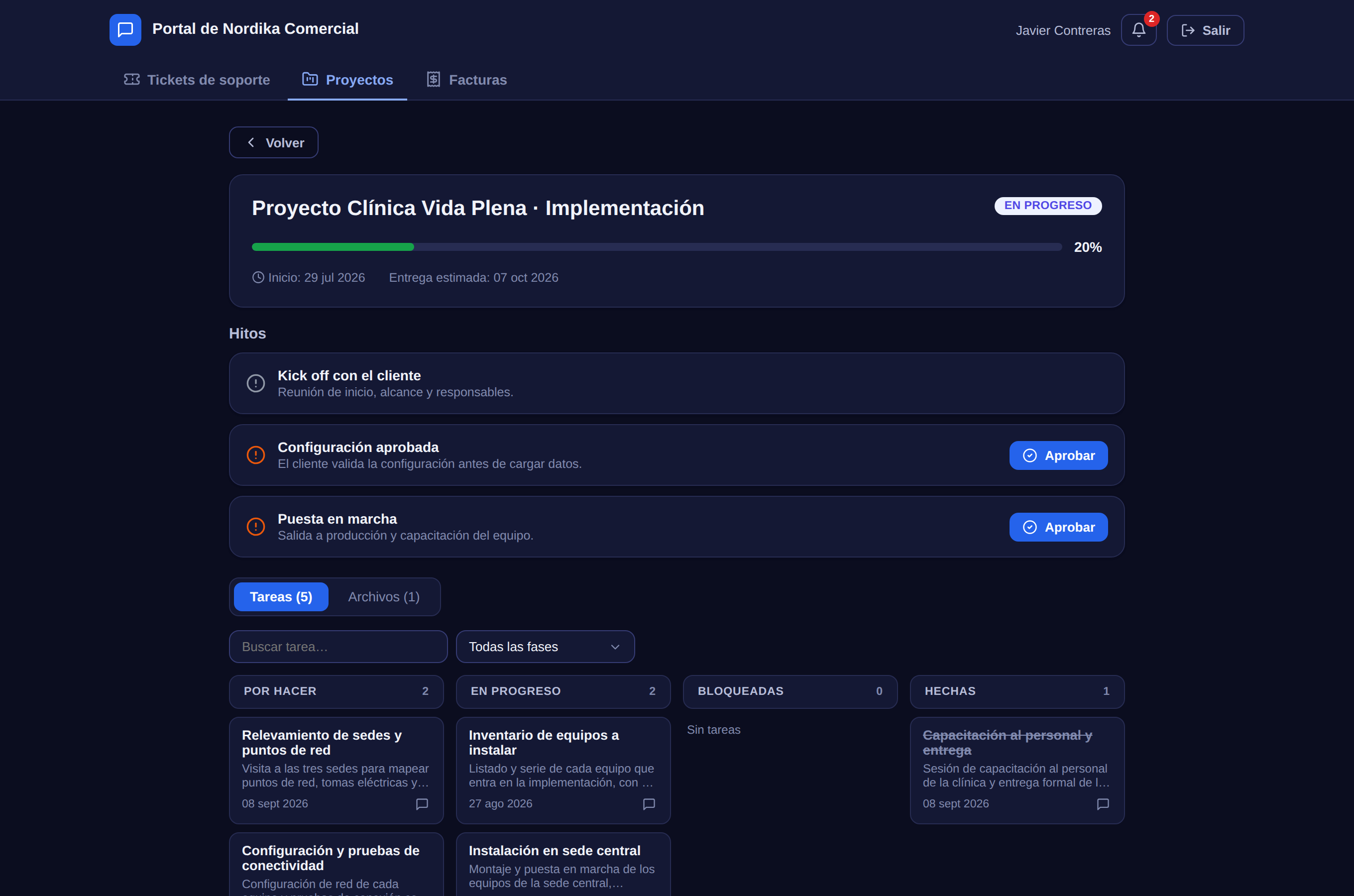 Proyecto en el portal del cliente: barra de progreso al 20 por ciento con fechas de inicio y entrega, los hitos con botón Aprobar, y el tablero de tareas en columnas Por hacer, En progreso, Bloqueadas y Hechas