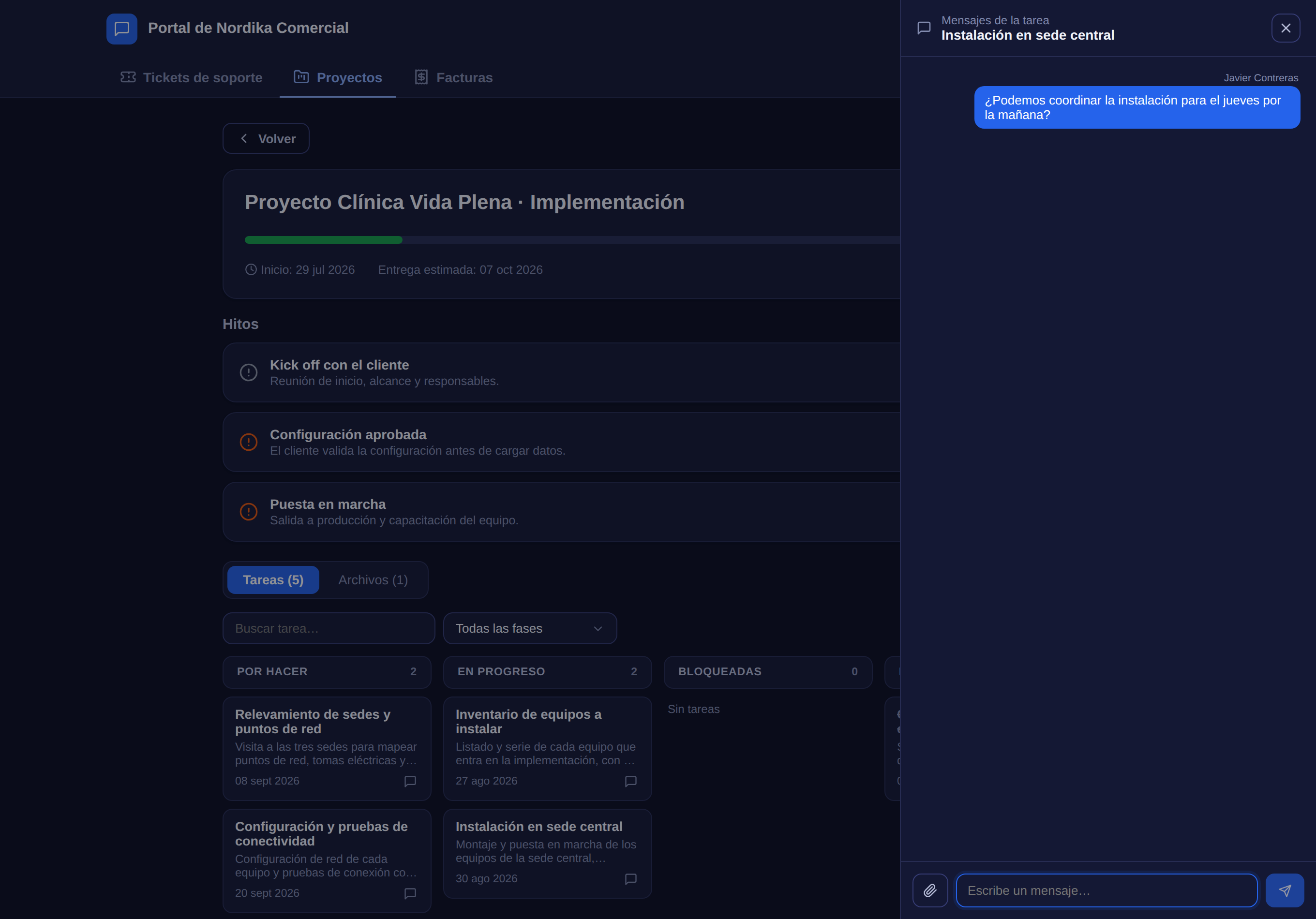 Panel de mensajes de una tarea abierto en el portal, con el mensaje del cliente pidiendo coordinar la instalación y el campo para escribir con botón de adjuntar