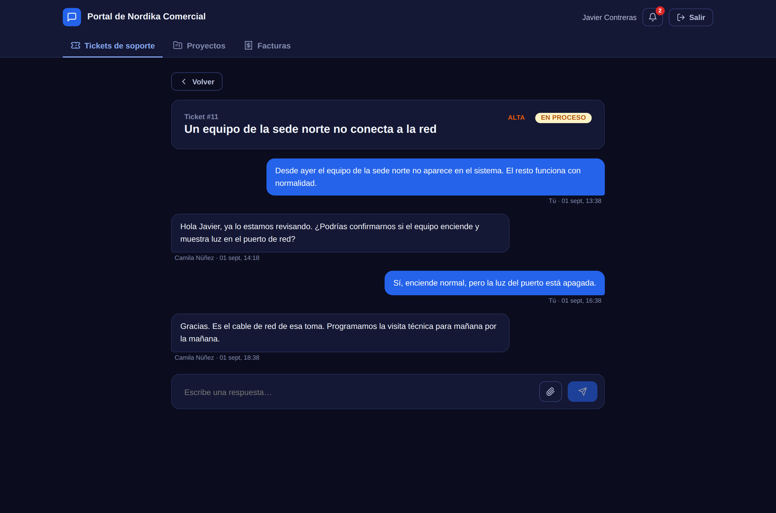 Ticket abierto en el portal del cliente: cabecera con número, prioridad Alta y estado En proceso, y el hilo de mensajes entre el cliente y la agente Camila Núñez, con el campo para responder y adjuntar