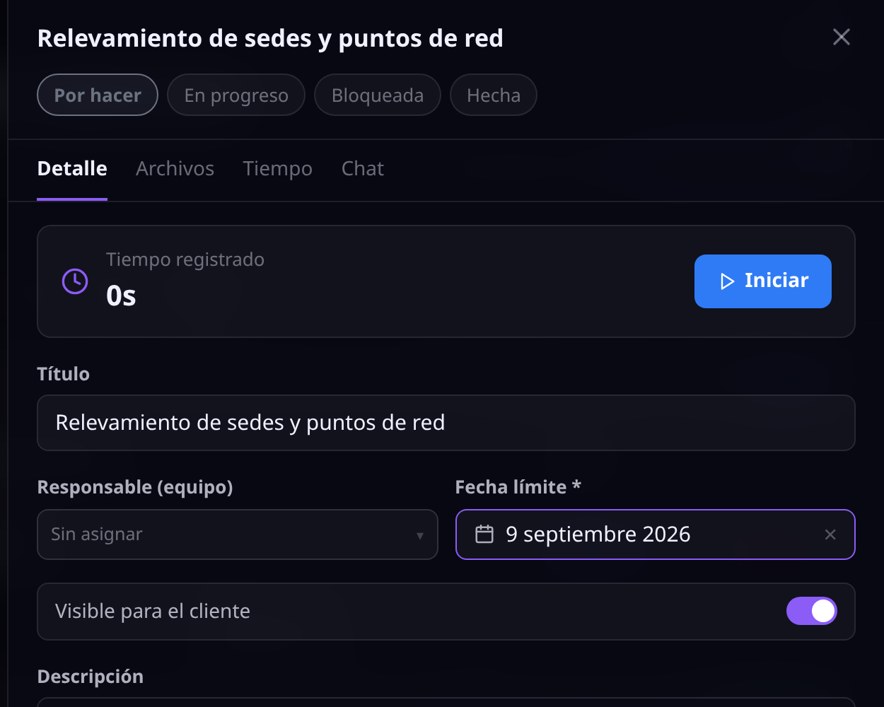 Edición de una tarea en Proyectos con el interruptor Visible para el cliente activado, junto al título, responsable, fecha límite y descripción