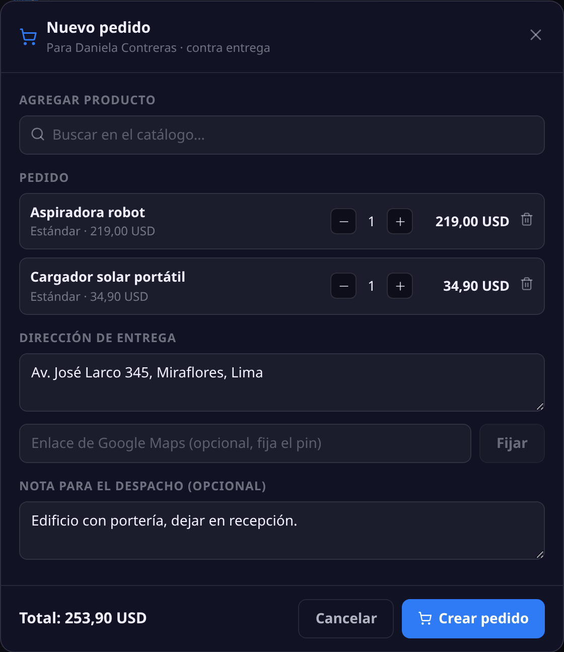 Ventana Nuevo pedido abierta desde el chat de Daniela Contreras, contra entrega: buscador del catálogo, dos productos agregados con su cantidad y precio, la dirección de entrega, el enlace de Google Maps con el botón Fijar, una nota para el despacho y el total con el botón Crear pedido