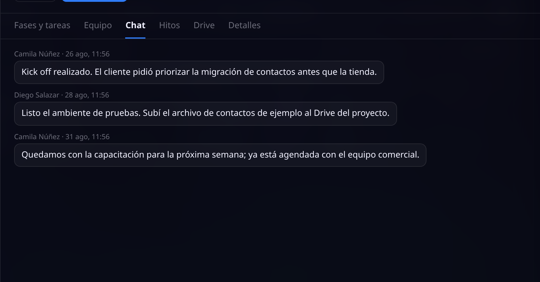 Pestaña Chat del proyecto con mensajes del equipo sobre el kick off, el ambiente de pruebas y la capacitación agendada