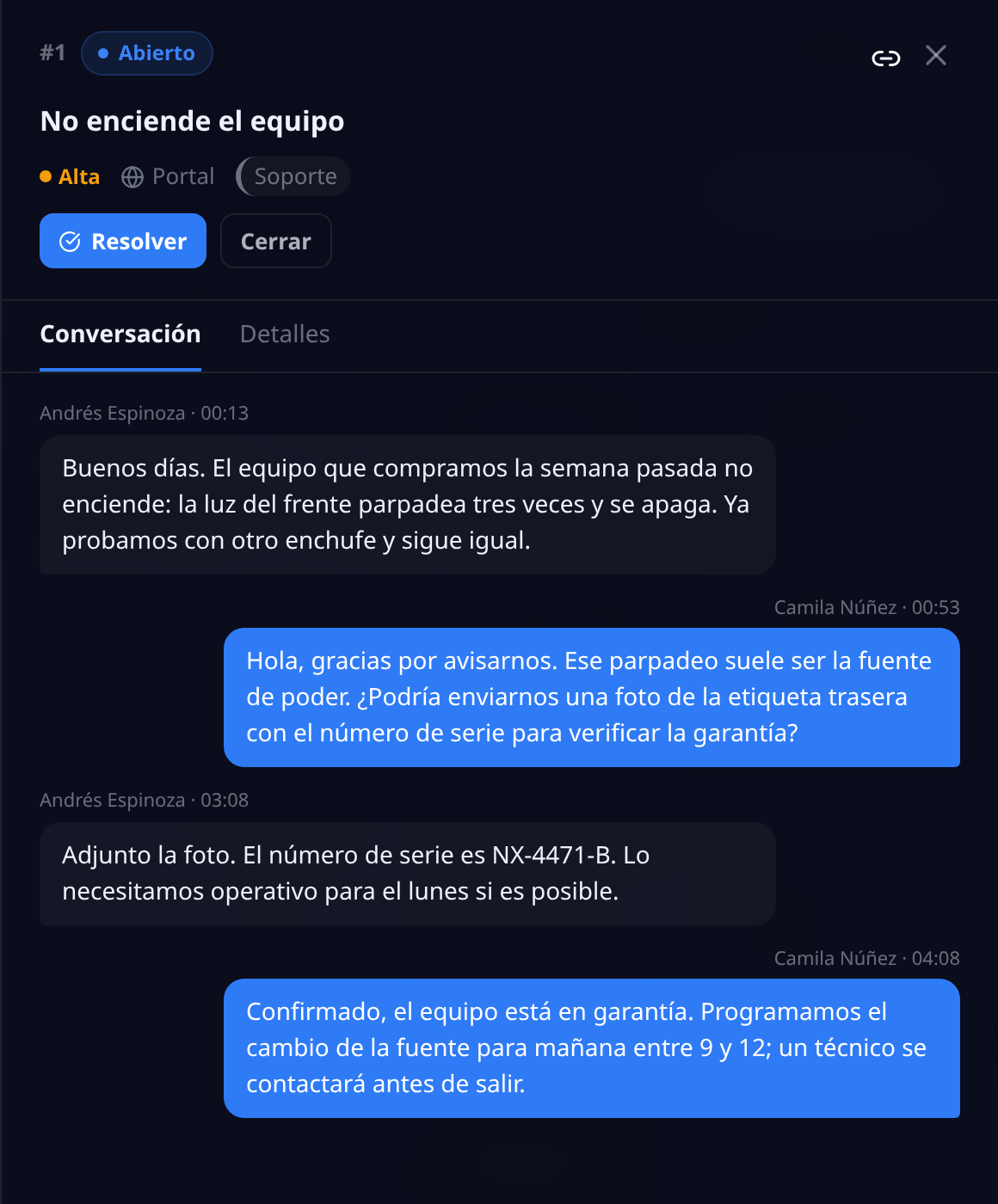 Ticket abierto con la conversación: mensajes del cliente a la izquierda y respuestas del agente a la derecha, con los botones Resolver y Cerrar y el cuadro de respuesta