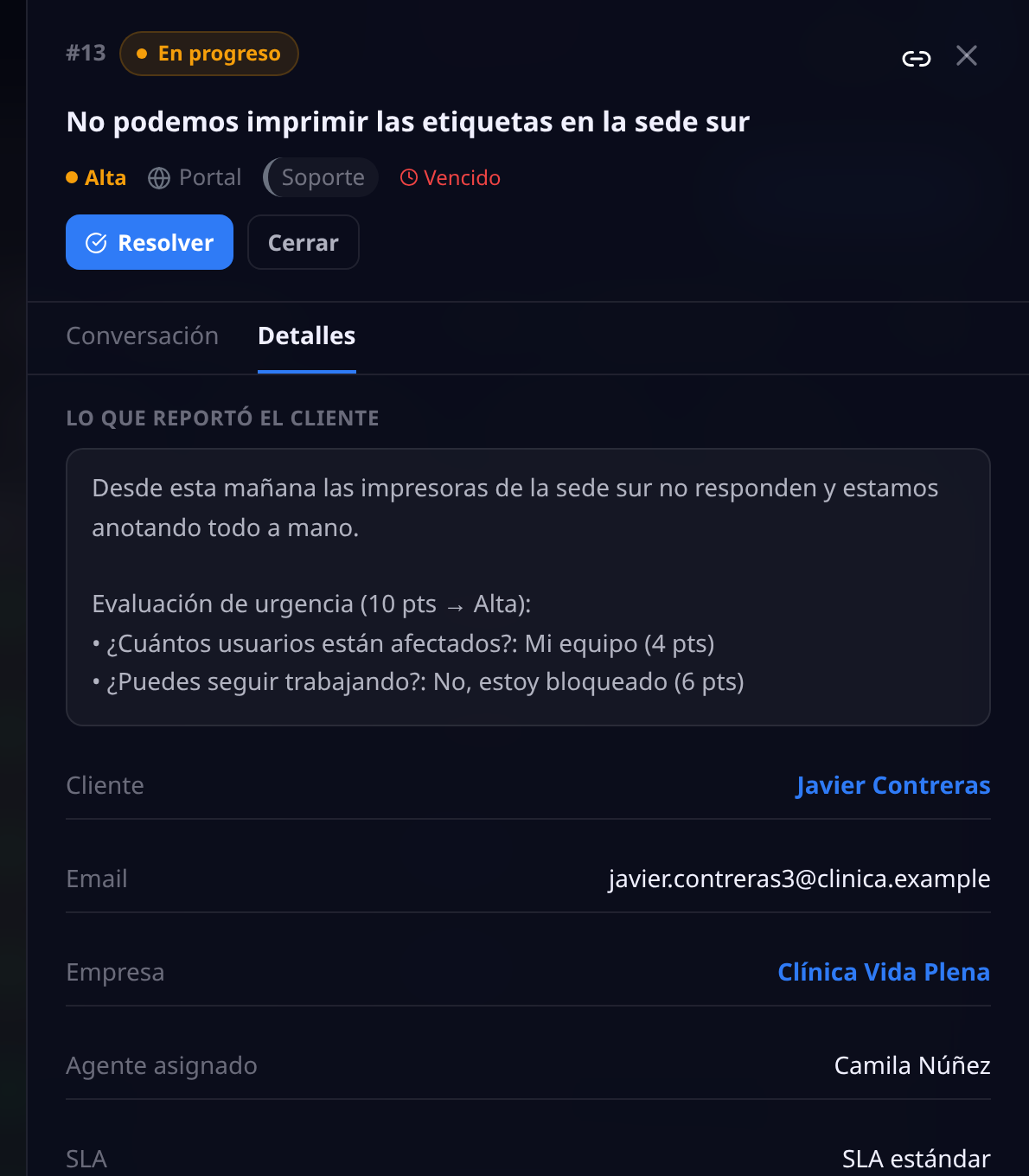 Pestaña Detalles de un ticket: cliente, email, agente asignado, política de SLA, hora límite de primera respuesta, resolución máxima y fecha de creación